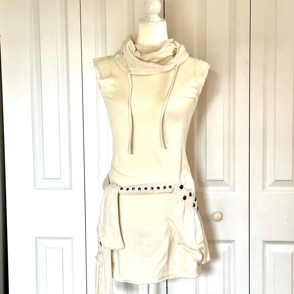 Psylo, trendy Cream Sleeveless Dress with Belt with hoodie